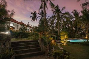 a villa with a swimming pool and a resort at De Casa Ananda Nusa Penida in Nusa Penida