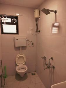łazienka z toaletą, oknem i prysznicem w obiekcie Nargis Farm Resort w mieście Vihur