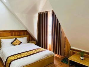 Ένα ή περισσότερα κρεβάτια σε δωμάτιο στο ĐÌNH NGUYÊN Hotel Đà Lạt