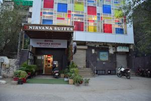 een gebouw met veelkleurige ramen aan de zijkant bij Hotel Nirvana Suites in New Delhi