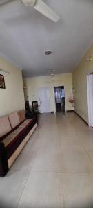 ein großes Zimmer mit einer Couch in der Mitte in der Unterkunft Sathya Service Apartment in Chennai