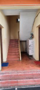 eine Treppe in einem Zimmer mit roten Fliesenböden in der Unterkunft Sathya Service Apartment in Chennai