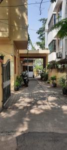 ein Gebäude mit einem Gehweg vor einem Gebäude in der Unterkunft Sathya Service Apartment in Chennai