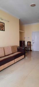 ein Wohnzimmer mit einem Sofa in einem Zimmer in der Unterkunft Sathya Service Apartment in Chennai