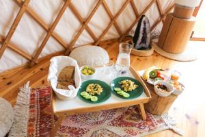 - un plateau de nourriture sur une table dans une yourte dans l'établissement Jurtovna, à Beroun
