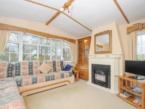uma sala de estar com um sofá e uma lareira em Little Malory em Launceston