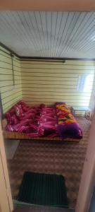 1 dormitorio con 1 cama grande en una habitación en New Snow View Resort pahalgam, en Pahalgām