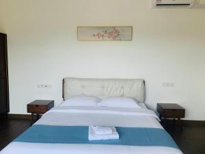 A bed or beds in a room at 【森林城市高尔夫别墅】高性价比，双层别墅民宿