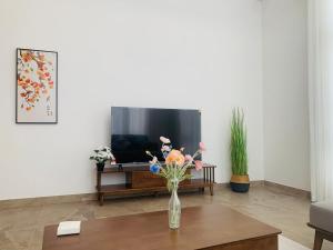 A television and/or entertainment centre at 【森林城市高尔夫别墅】高性价比，双层别墅民宿