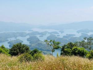 - Vistas al lago desde la cima de una colina en Cái Gùi Tà Đùng, en Biđong