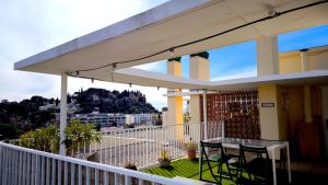d'une terrasse avec une table et des chaises sur un balcon. dans l'établissement SUNSET GARDEN - Roof Top 45 m2 Vue Mer / Cap Canaille, à Cassis