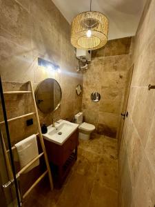 y baño con lavabo, espejo y aseo. en LE PETIT PECHEUR DE CASSIS, en Cassis