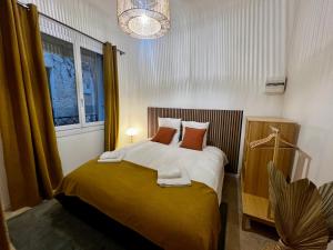Кровать или кровати в номере LE PETIT PECHEUR DE CASSIS