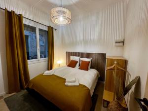 1 dormitorio con 1 cama grande con almohadas de color naranja en LE PETIT PECHEUR DE CASSIS, en Cassis