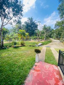un tapis rouge sur l'herbe dans un parc dans l'établissement Green willa, à Badulla