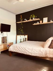 sypialnia z łóżkiem i czarną ścianą w obiekcie Spotswood Serenity Retreat w mieście Newport