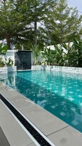 Bazen u ili blizu objekta Bukit katil Villa Anjung Kaseh Peaceful 4 bedroom Villa With Swimming Pool