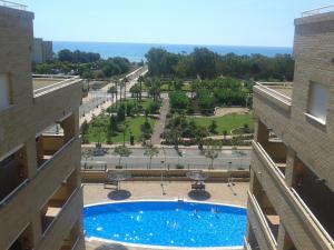 uma vista a partir da varanda de um edifício com piscina em Costa Azahar Apartments Beach em Oropesa del Mar