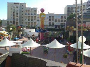 Večerní zábavní program pro hosty v ubytování Costa Azahar Apartments Beach