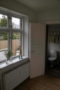 A bathroom at Hyggelig byhus i stueplan med solrig gårdhave