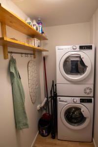 a laundry room with a washer and a washer at Hyggelig byhus i stueplan med solrig gårdhave in Svendborg