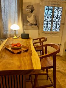 una mesa con un bol de fruta y una lámpara en LE PETIT PECHEUR DE CASSIS, en Cassis