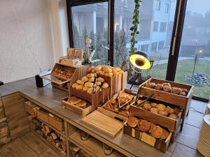 uma mesa com muitas caixas de diferentes tipos de pão em Aktiv Hotel Winterberg em Winterberg