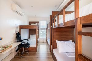Ce dortoir comprend un bureau et des lits superposés. dans l'établissement Tirta Spring Villa (5br) Vacation House, à Los Baños