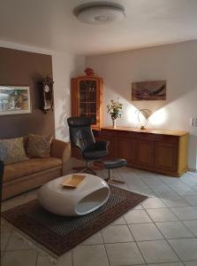 una sala de estar con un sofá y una mesa en Ferienwohnung Sonnenschein mit Pool und Sauna, en Lahnstein