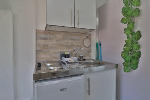 kuchnia ze zlewem i blatem w obiekcie Sleep Haven Self-Catering Accommodation - Nelspruit w mieście Nelspruit