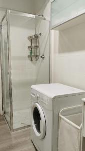 eine Waschmaschine im Bad mit Dusche in der Unterkunft Madama Suite in Turin