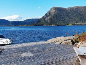 - une vue sur une grande étendue d'eau avec un banc dans l'établissement 8 person holiday home in Svelgen, à Svelgen