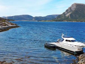 una barca è ormeggiata su un grande bacino d'acqua di 8 person holiday home in Svelgen a Svelgen