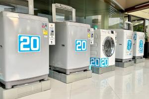 Um monte de máquinas de lavar estão alinhadas numa loja em City Skyline View Nimman walkable 2 MAYA mall em Chiang Mai