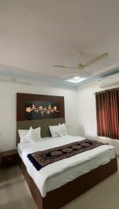 um quarto com uma cama grande e um tecto em Monkey Retreat Resort em Udaipur