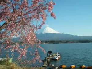 a boat on the water with a mountain in the background at Lake Kawaguchi Rental Villa Tozawa Center - Vacation STAY 46680v in Oishi