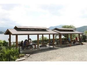 大石的住宿－Lake Kawaguchi Rental Villa Tozawa Center - Vacation STAY 46680v，一群人坐在凉亭里