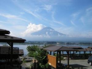 大石的住宿－Lake Kawaguchi Rental Villa Tozawa Center - Vacation STAY 46845v，远处的山脉,享有水景
