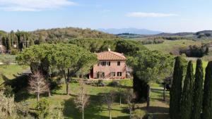 una casa en medio de un campo con árboles en Villa I Sodoni, en Parrana San Martino