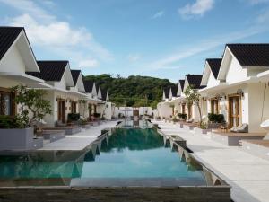 a courtyard of a villa with a swimming pool at Ponte Villas in Gili Trawangan