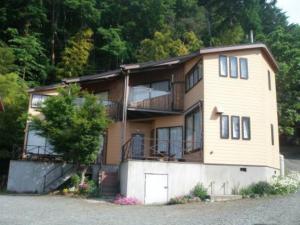 大石的住宿－Lake Kawaguchi Rental Villa Tozawa Center - Vacation STAY 46850v，带阳台和树的大型房屋