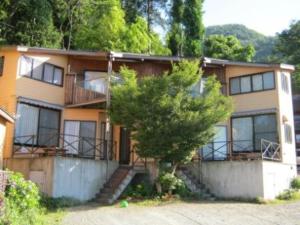 大石的住宿－Lake Kawaguchi Rental Villa Tozawa Center - Vacation STAY 46850v，前面有一棵树的房子