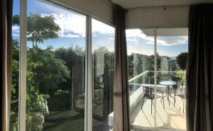 een balkon vanuit een huis bij Le Grand Bleu in Koh Samui 