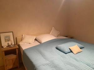 Un dormitorio con 2 camas y una mesa con una foto. en Waldhaus, en Bad Sobernheim