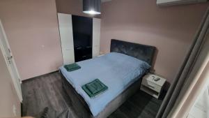 una piccola camera da letto con un letto e un comodino di Alexander Home a Gotse Delchev