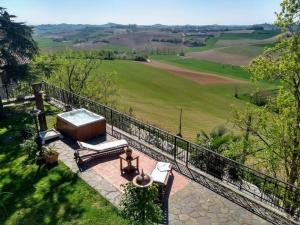 an overhead view of a garden with a bench and a fence at Al Cedro Terrazza sul Monferrato con Idromassaggio in Grazzano Badoglio