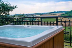 Fotografie z fotogalerie ubytování Al Cedro Terrazza sul Monferrato con Idromassaggio v destinaci Grazzano Badoglio + 15 fotografií