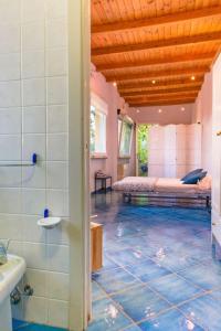 a room with a swimming pool and a bathroom with a tub at Al Cedro Terrazza sul Monferrato con Idromassaggio in Grazzano Badoglio