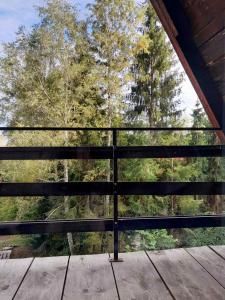 Pine tree cottage的阳台或露台