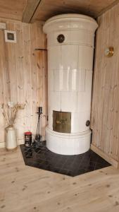 Et badeværelse på Trevliga stugor i Torhamn, perfekt för familjer